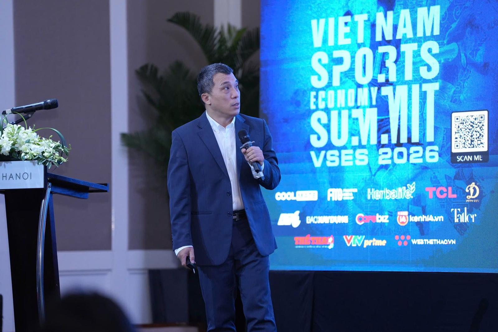 Diễn giả trình bày tại diễn đàn